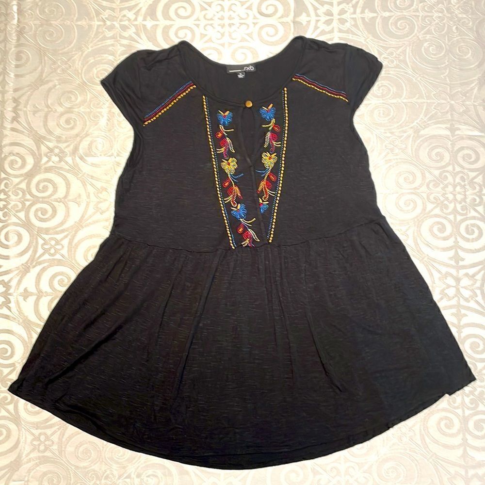 rxb black embroidered keyhole neck cap sleeve bohemian blouse in rayon spandex M